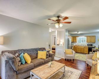 3 Mi to Cherokee Reservoir: Blue Haven Bungalow - Morristown - Wohnzimmer