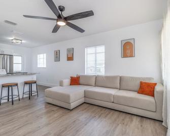 New Cozy 2BR heart of Tampa - Tampa - Living room