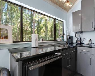 Mother-in-Law Loft: Modern Comfort, Views - Hot Springs - Kitchen