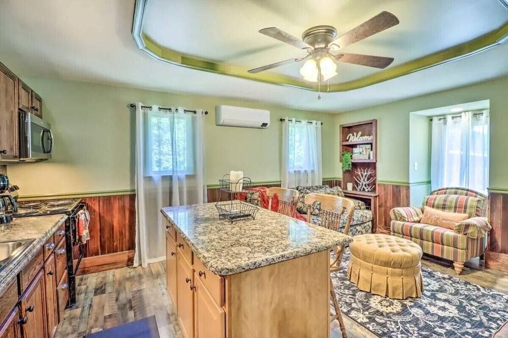 TreeTop Loft Apartment with River & Mountain on 10-Acres @ Houser's Crossing