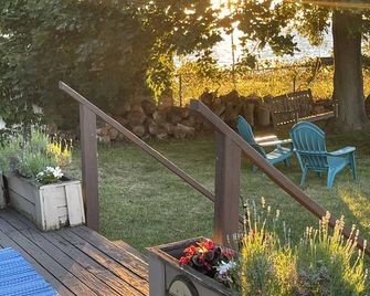 Small , Rustic Waterfront Cottage On Lake Ontario with the best sunsets ever. - Youngstown - Patio