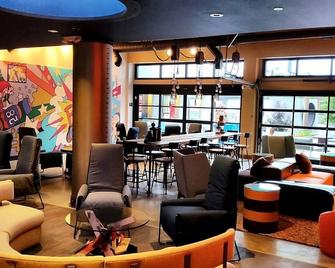 Family Vacation Starts Here! Two Relaxing Rooms Close to Union Square - Sausalito - Salónek