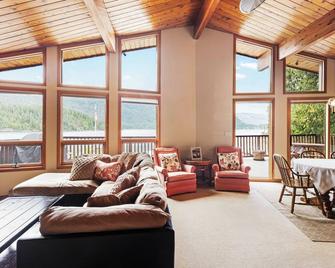Cozy Beach Front getaway, with mountains and lake views all around. - Sicamous - Living room