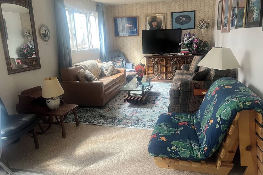 Historic Downtown 2BR large Apt near Ocean - אנקוראג' - סלון