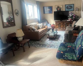 Historic Downtown 2BR large Apt near Ocean - אנקוראג' - סלון