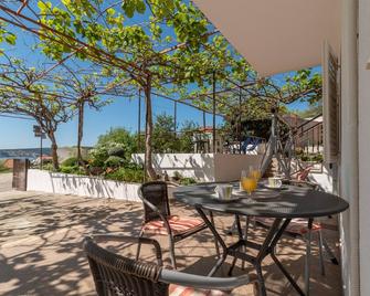 Villa Bellavista 1 - beautiful apartment with swimming pool and sea view - Seget Donji - Innenhof