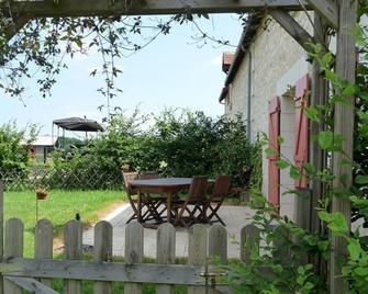 Gîte de charme en Touraine du Sud avec cheminée, jardin clos et équipement bébé, proche Loches - FR-1-381-40 - Ciran - Patio
