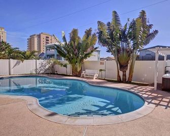 New Renovation, EV charger, 5 Lots To The Beach,Heated Pool,Jaccuzi - South Padre Island - Pool