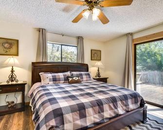Riverfront Woodland Cabin Wooded and Forested Views - Woodland - Bedroom