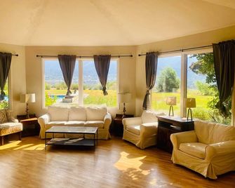 Come stay at our farmhouse! A place to integrate all the beauty surrounding you! - Ashland - Olohuone