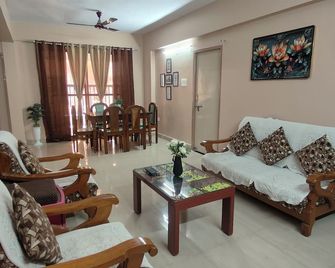 Staeg 2bhk Heart of the city - Bhopal - Living room