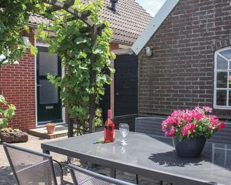 This cozy furnished vacation home for four people in Beerzerveld is an ideal base to explore the Ove - Beerzerveld - Patio