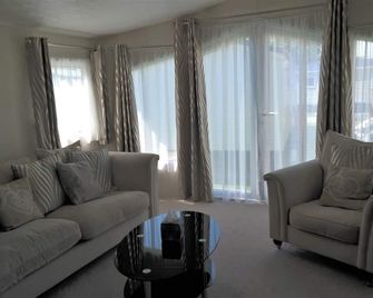 Superb 2 Bed Caravan, New Romney. Family friendly. - New Romney - Sala de estar