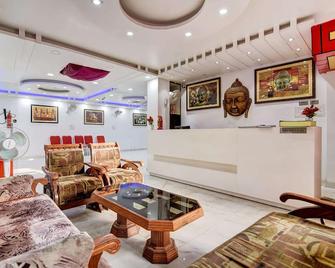 Capital O 38853 S Sumangalam Palace - Sultānpur - Front desk