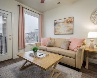 Private Retreat in DwntwnClose to SkiingHot Tub - Salt Lake City - Living room