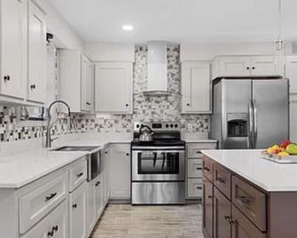 Gorgeous Home With a Pool 2600sqft - Harlingen - Cocina