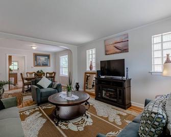 Enjoy Evanston! Slow Down After a Busy Day Sight Seeing - Walking Distance from Public Transportation by AllSet Turnover - Evanston - Sala de estar