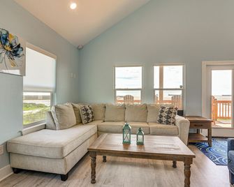 Port Bolivar Beach House w/ Oceanfront Views! - Crystal Beach - Living room