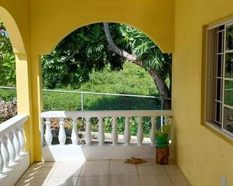 Full 3 BD Home w/Oceanviews and AC in all rooms - Manchioneal - Balcón