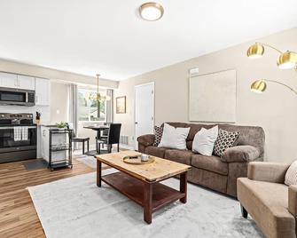 Spacious 1BR Flat w/ King Bed & Workspace - Roseville - Living room