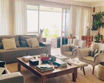 Apartment facing the beach and back to the mountain! - Rio de Janeiro - Living room