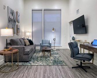 Bright Top Floor-Elevator-Walk Downtown-Laundry - Walnut Creek - Living room