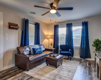 Sevier Cottage - Kingsport - Living room