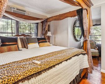 The Old Downtown Historic Grand Prairie House 4 Bedroom Home by RedAwning - Grand Prairie - Bedroom