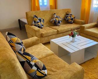 Lux Suites Mtwapa Beach Road Apartments - Mtwapa - Oturma odası