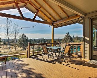 Grand Cabin w/ Hot Tub & Views - 3 Miles to Hiking - Terrebonne - Balcony