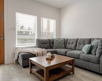 Brand New Duplex Near Downtown - Sulphur Springs - Wohnzimmer