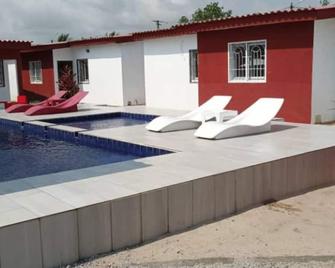 Inviting 6-Bed with Swimming Pool in Assinie - Assinie-Mafia - Piscine