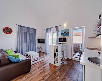 1 Bedroom Stunning Apartment In Broce - Broce - Sala de estar