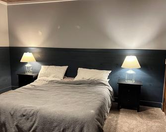 Six Bedroom, Five 1/2 Bath Private Home On Lake Vermilion With Resort Amenities - Cook - Bedroom