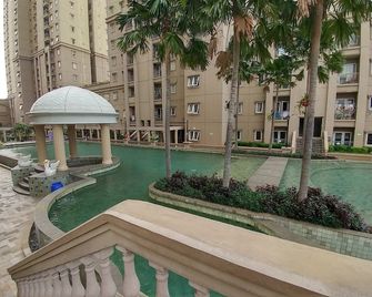 2 Bedrooms at Grand Palace Kemayoran Apartment by Travelio - Yakarta - Piscina