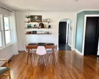 Crabapple Cottage - Hesston - Comedor