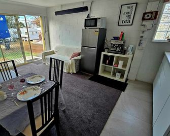 Self contained family snow accommodation just 45 mins to the resorts - Berridale - Dining room