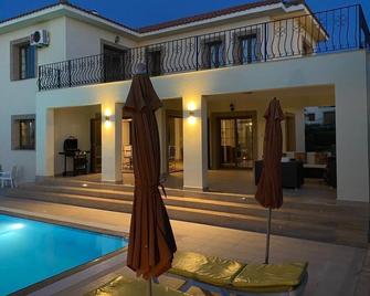 Look no further, you have found a beautiful villa with mountain & sea views - Ozankoy - Pool
