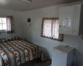 Cabin 9 at Sportsman’s Lodge - Rustic Cabin 9 at Sportsman's Lodge - Red Feather Lakes - Bedroom