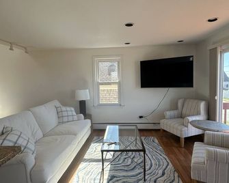 Saltmarsh Beach House steps from the beach! - Fairhaven - Living room