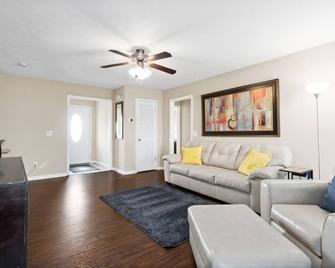 Entire Home near Fort Campbell KY I-24 - Oak Grove - Living room