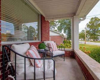Downtown Benton Bungalow: walk to dining + shops, one minute to interstate. - Benton - Balcony