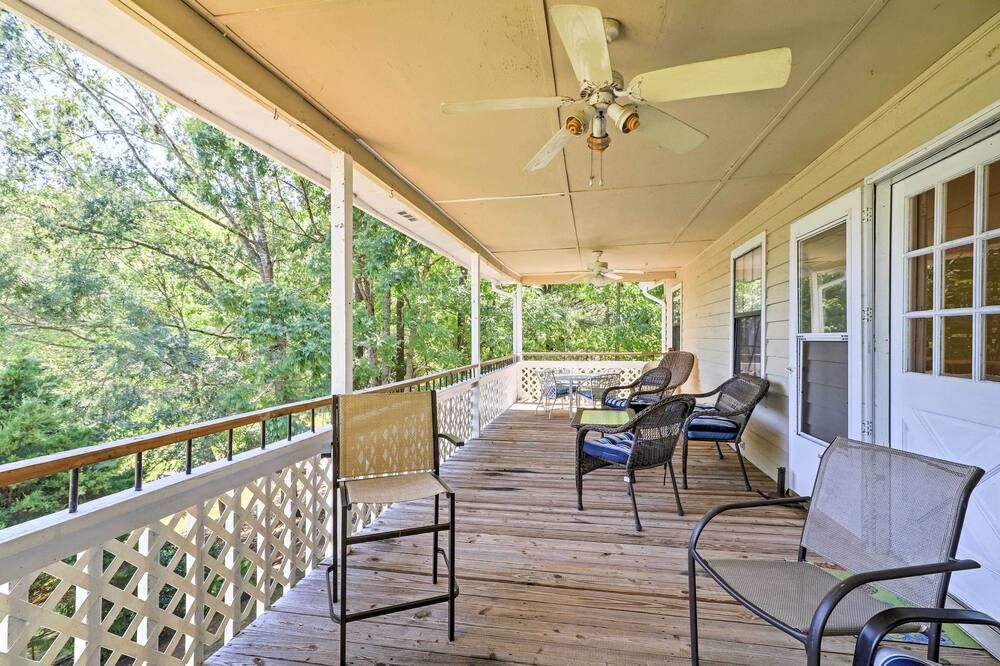 Lakefront Cottage w/ Private Hot Tub! - Greensboro - Balcón
