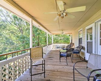 Lakefront Cottage w/ Private Hot Tub! - Greensboro - Balkon
