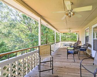 Lakefront Cottage w/ Private Hot Tub! - Greensboro - Balcón
