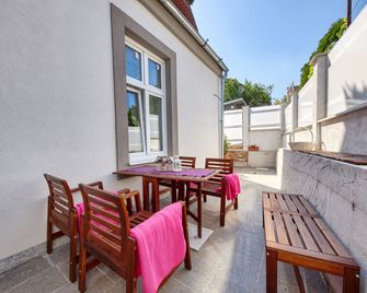 فيّا بي - براتيسلافا - شرفة مرصوفة