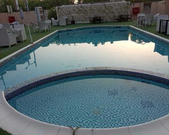 Sham Palace Hotel - Ajman - Bazén