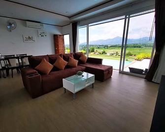 C View Home - Pua - Sala de estar