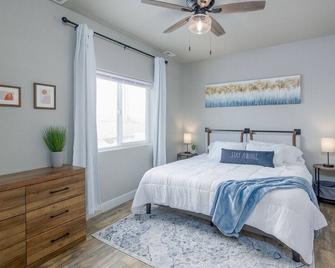 Reservoir Retreat: Family Friendly Vacation Spot - Pueblo West - Bedroom
