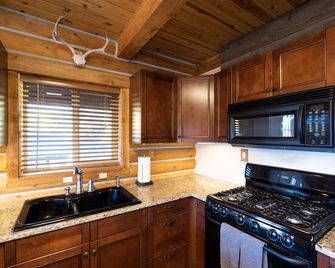 Beautiful Off-Grid Cabin 13 miles from Park City! Sleeps 14! - Kamas - Kitchen